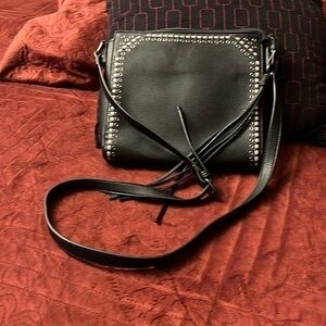 Crossbody bag with woven tassels and rivets color black and gray that’s nice